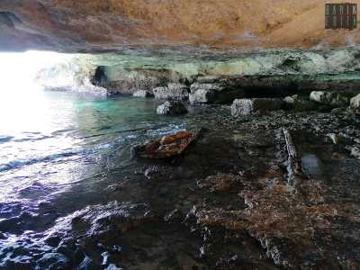Ci tuffiamo in mare, costeggiamo il costone roccioso sulla destra, per trovarci di fronte alla nostra prima cavit�. Non ci resta quindi che inoltrarci al suo interno, prima nuotando e poi camminando grazie alla bassa altezza dell�acqua